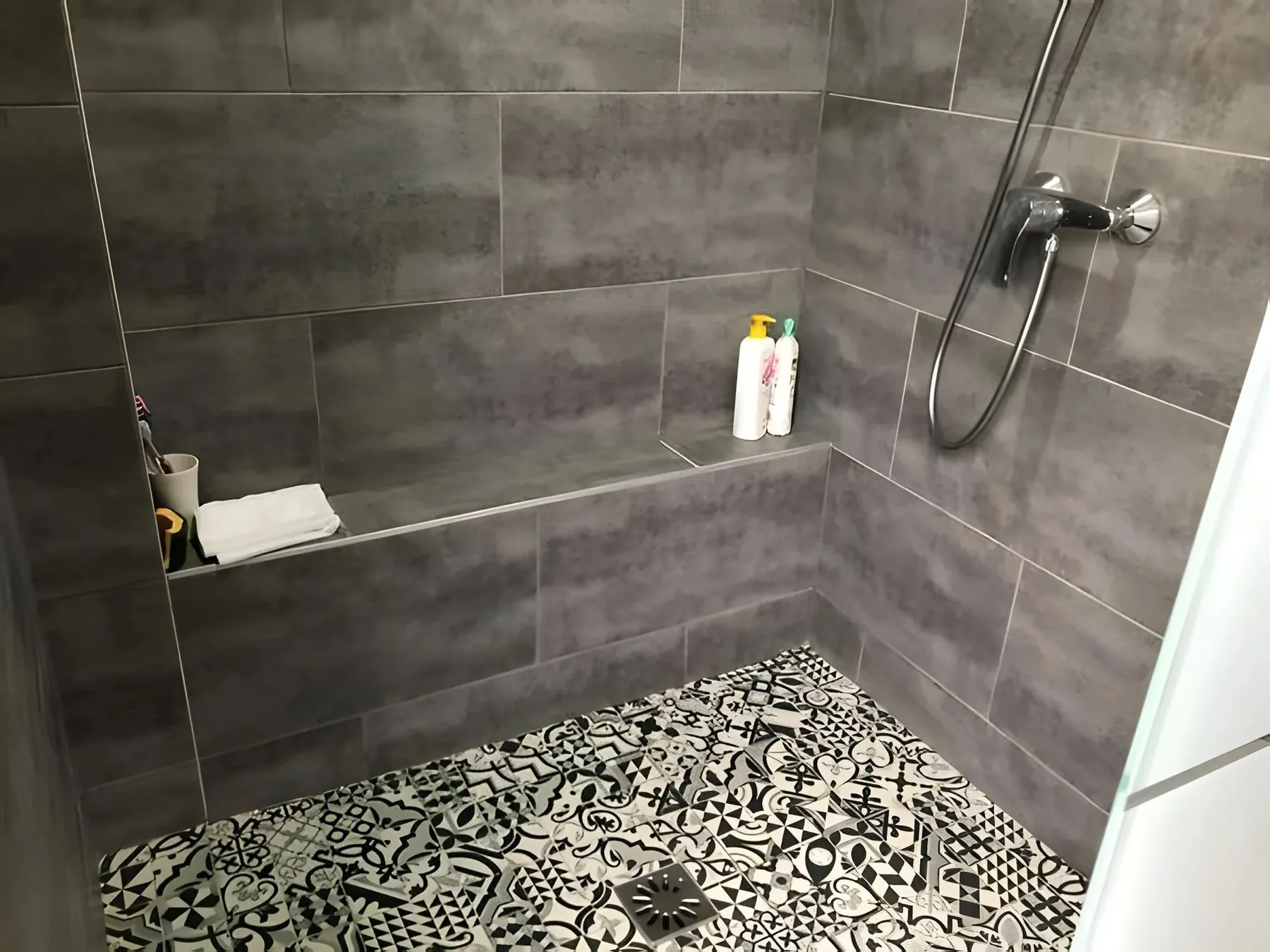 Douche avec carrelage et carreaux de ciment