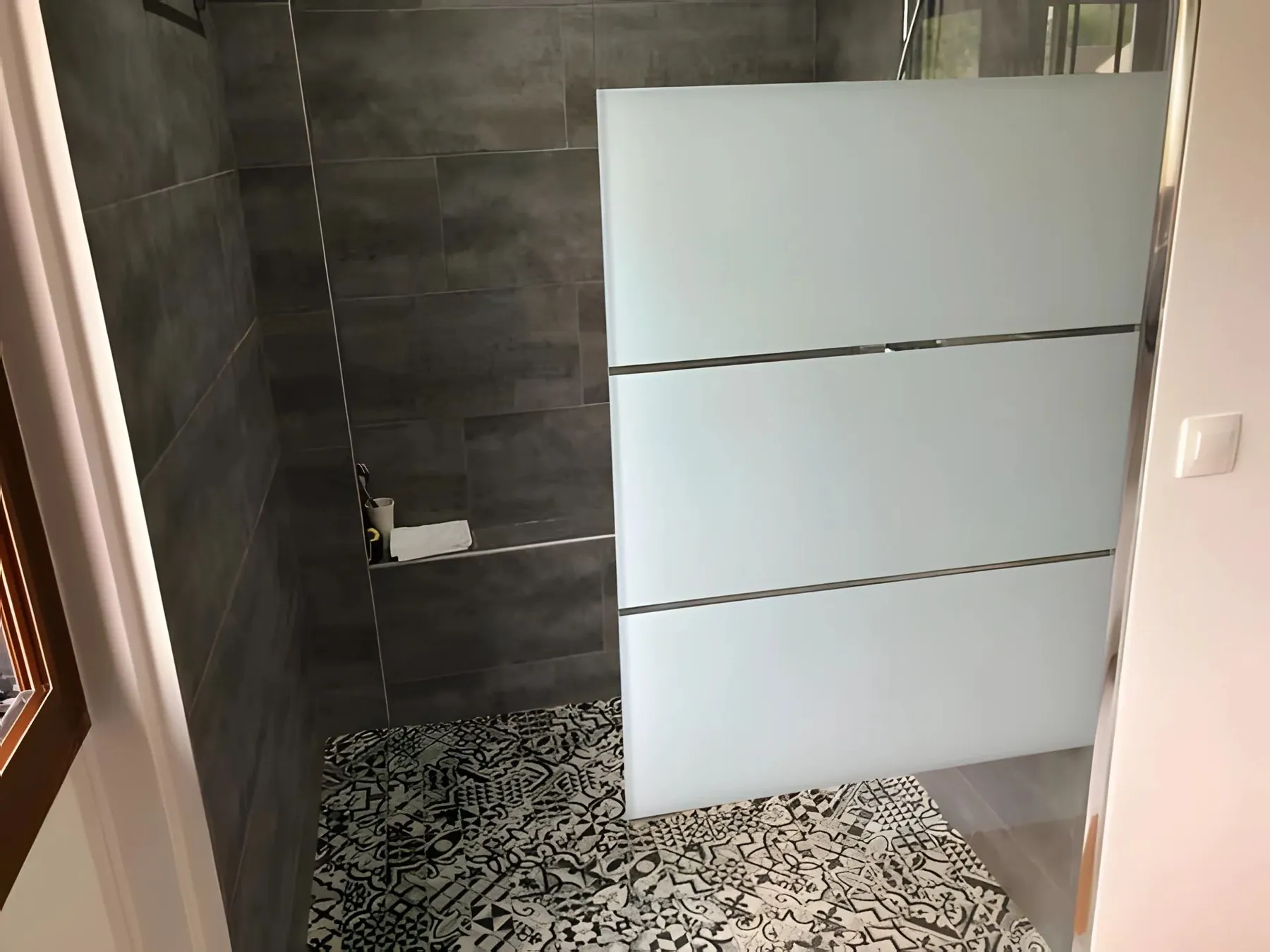 Douche avec paroi en verre dépoli