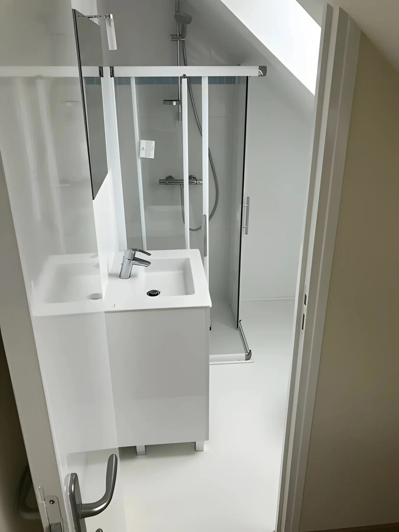 Meuble vasque blanc et douche