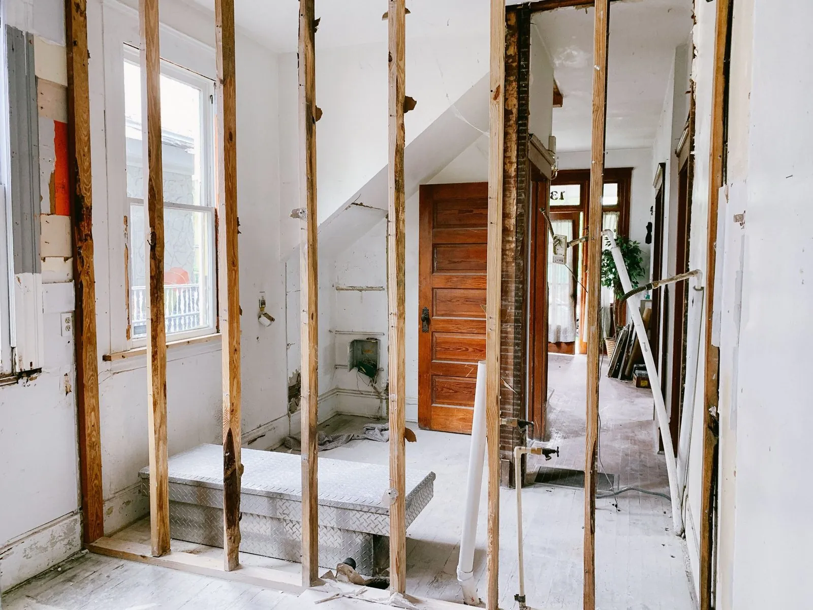 Cloisons dégarnies pendant la dépose, ossature bois visible