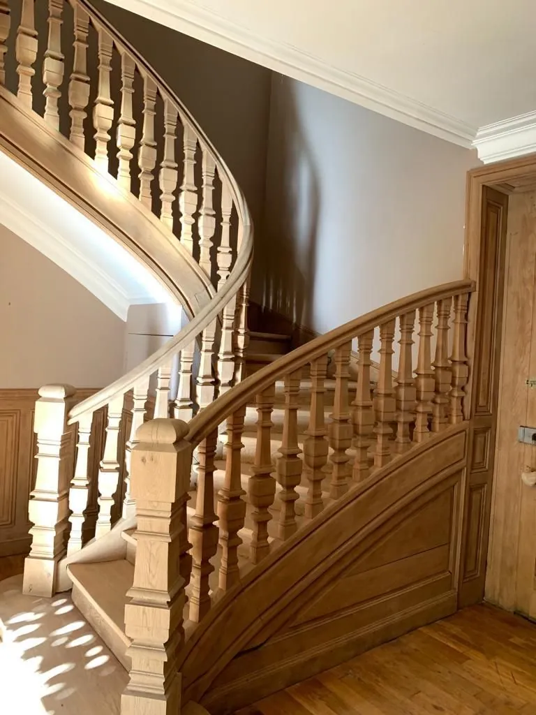 Escalier en bois sculpté à rampe en volute