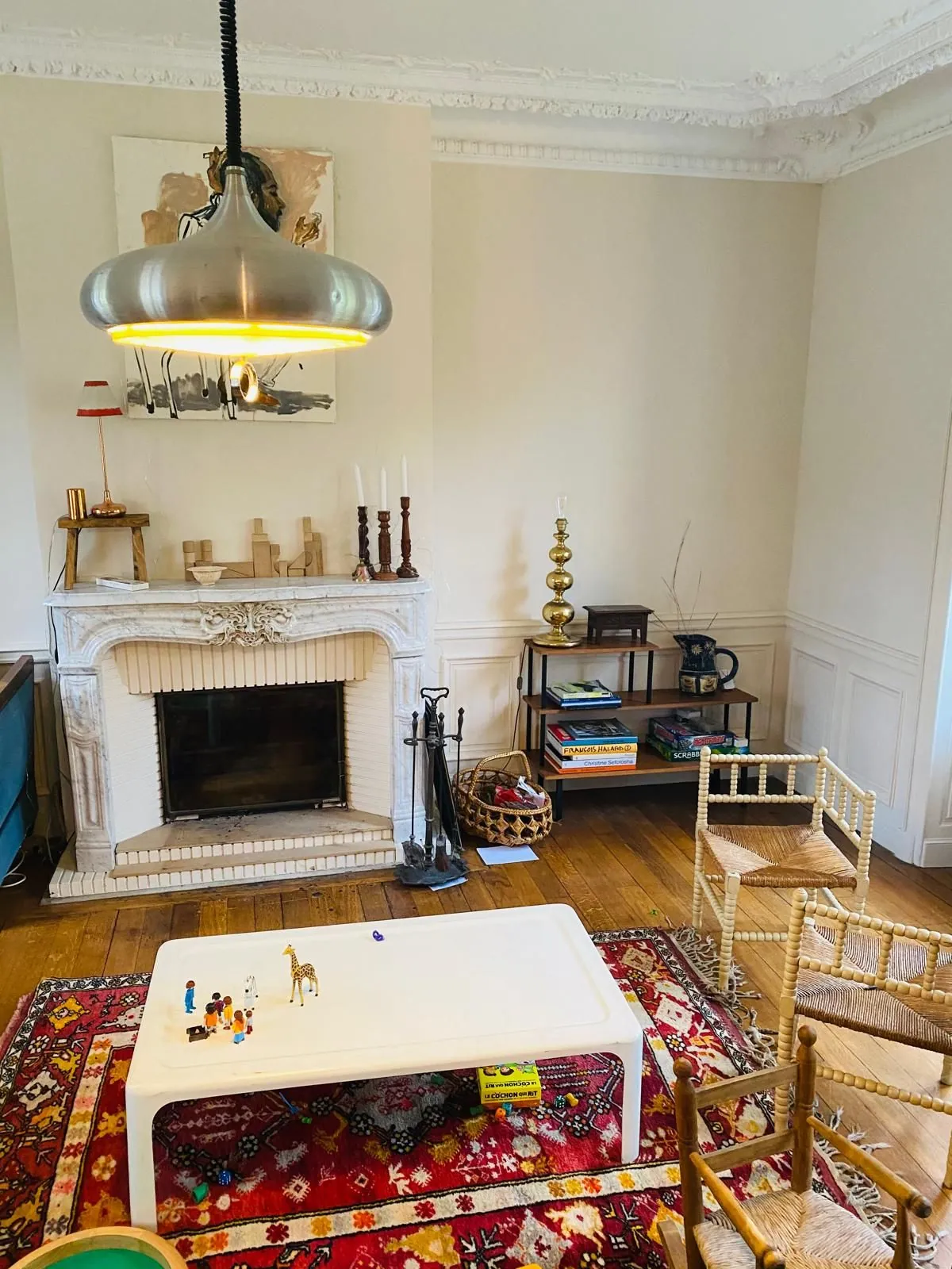 Salon avec cheminée en marbre blanc et parquet ancien