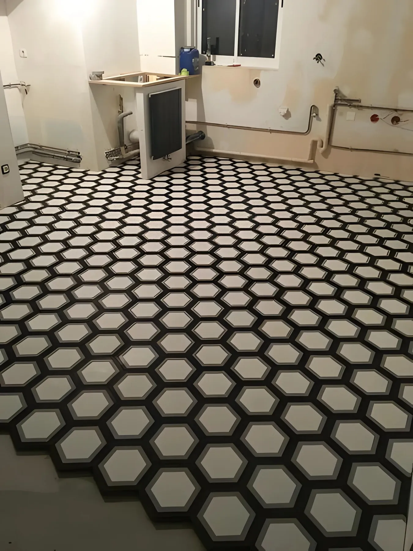 Sol en carrelage hexagonal
