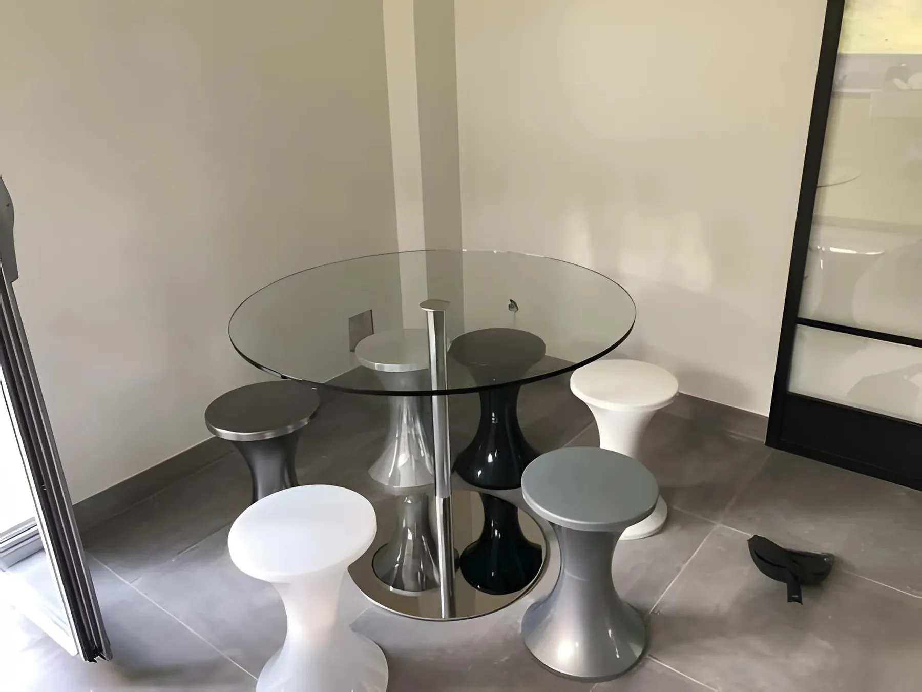 Table en verre et tabourets