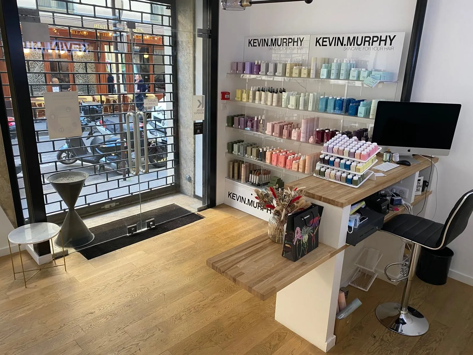 Vitrine du salon et espace de vente au comptoir en bois