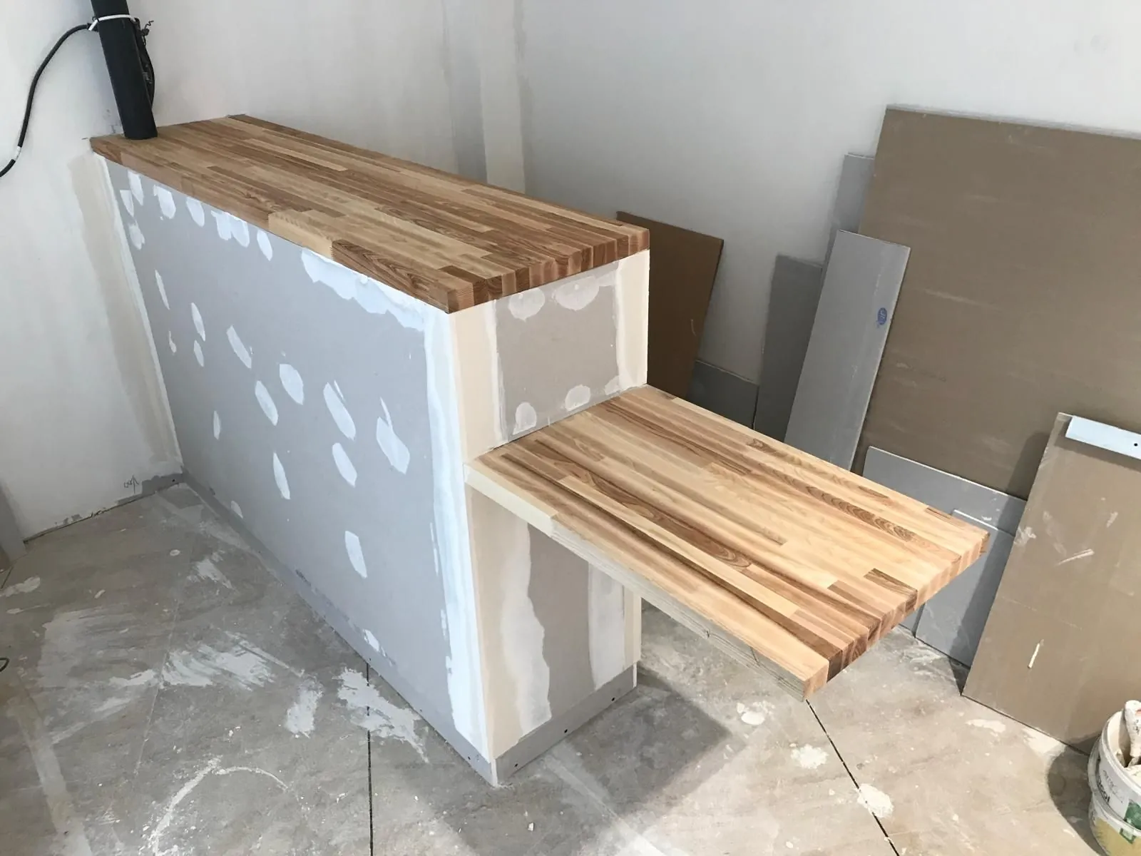 Comptoir d'accueil en cours de réalisation pendant le chantier