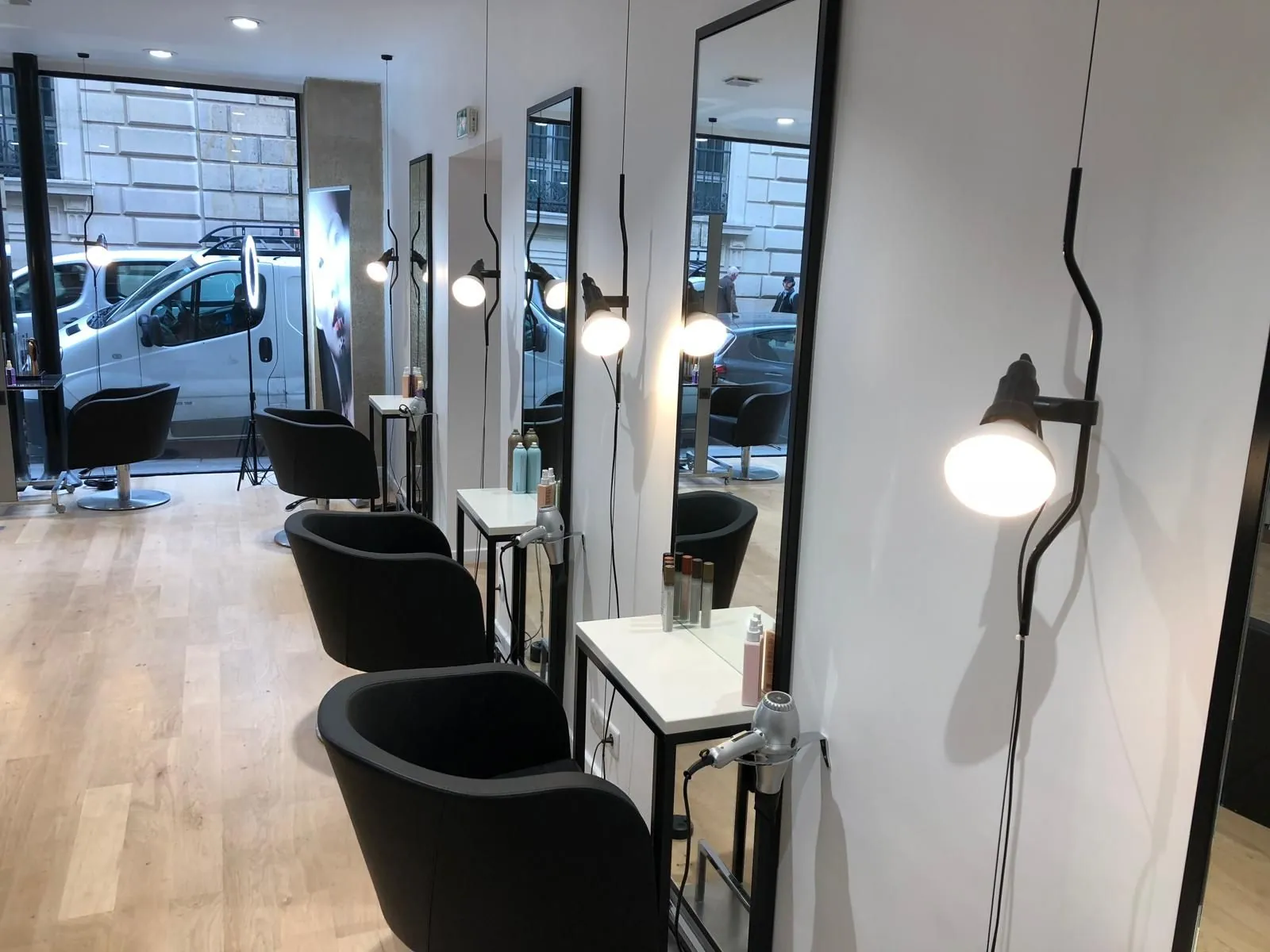 Postes de coiffage avec miroirs et appliques noires