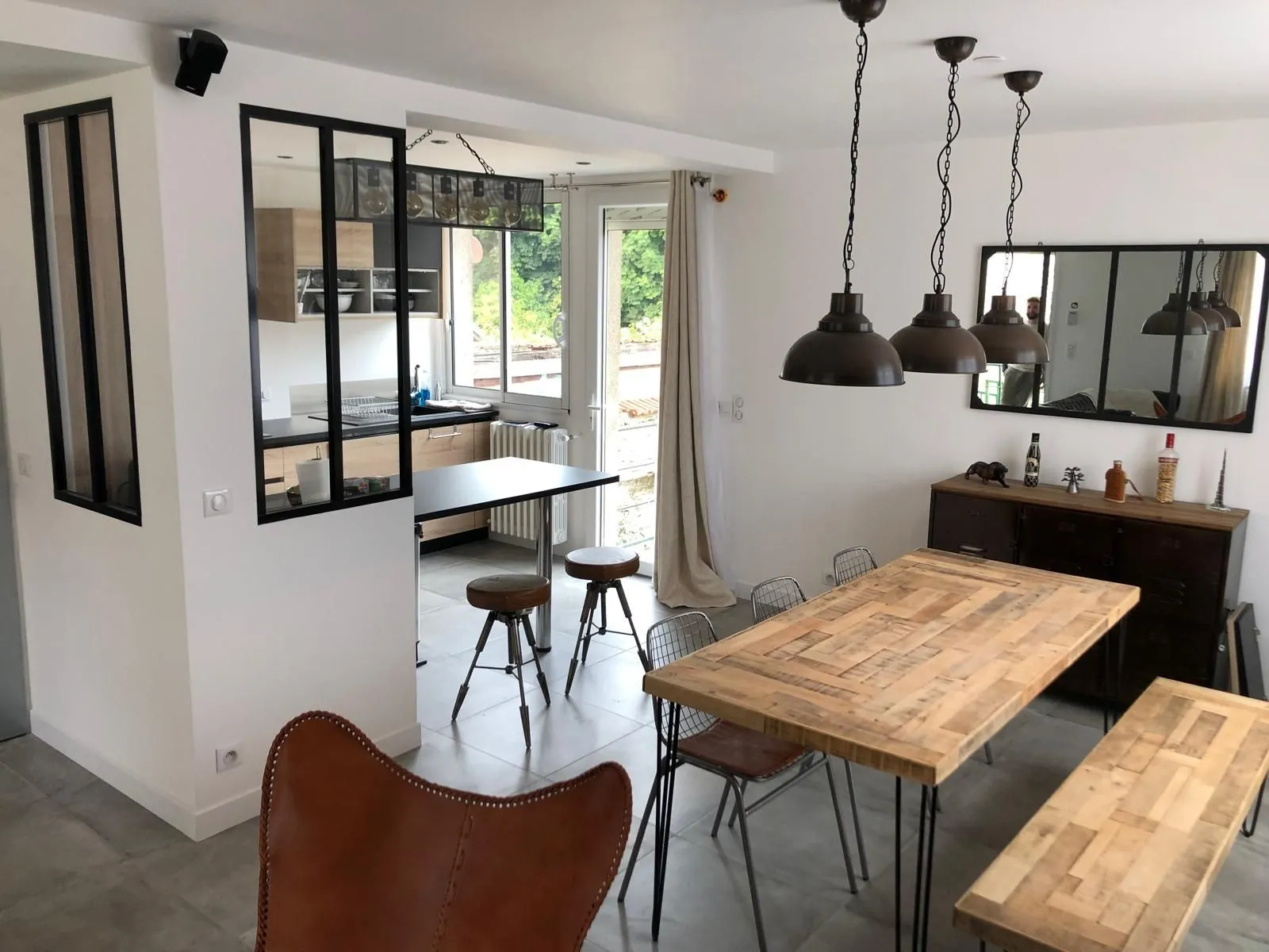 Cuisine ouverte avec verrière d'atelier et suspensions industrielles