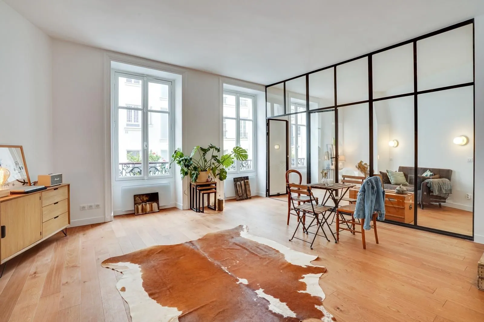 Séjour avec verrière d'atelier et parquet clair