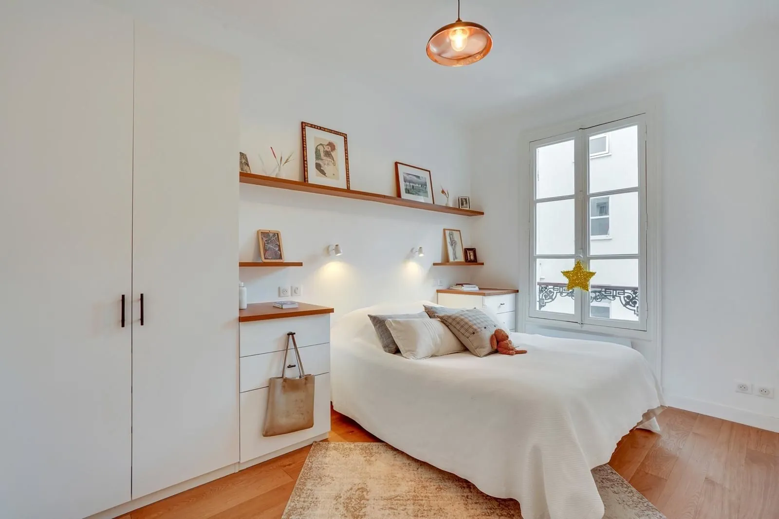 Chambre avec penderie blanche et étagères murales