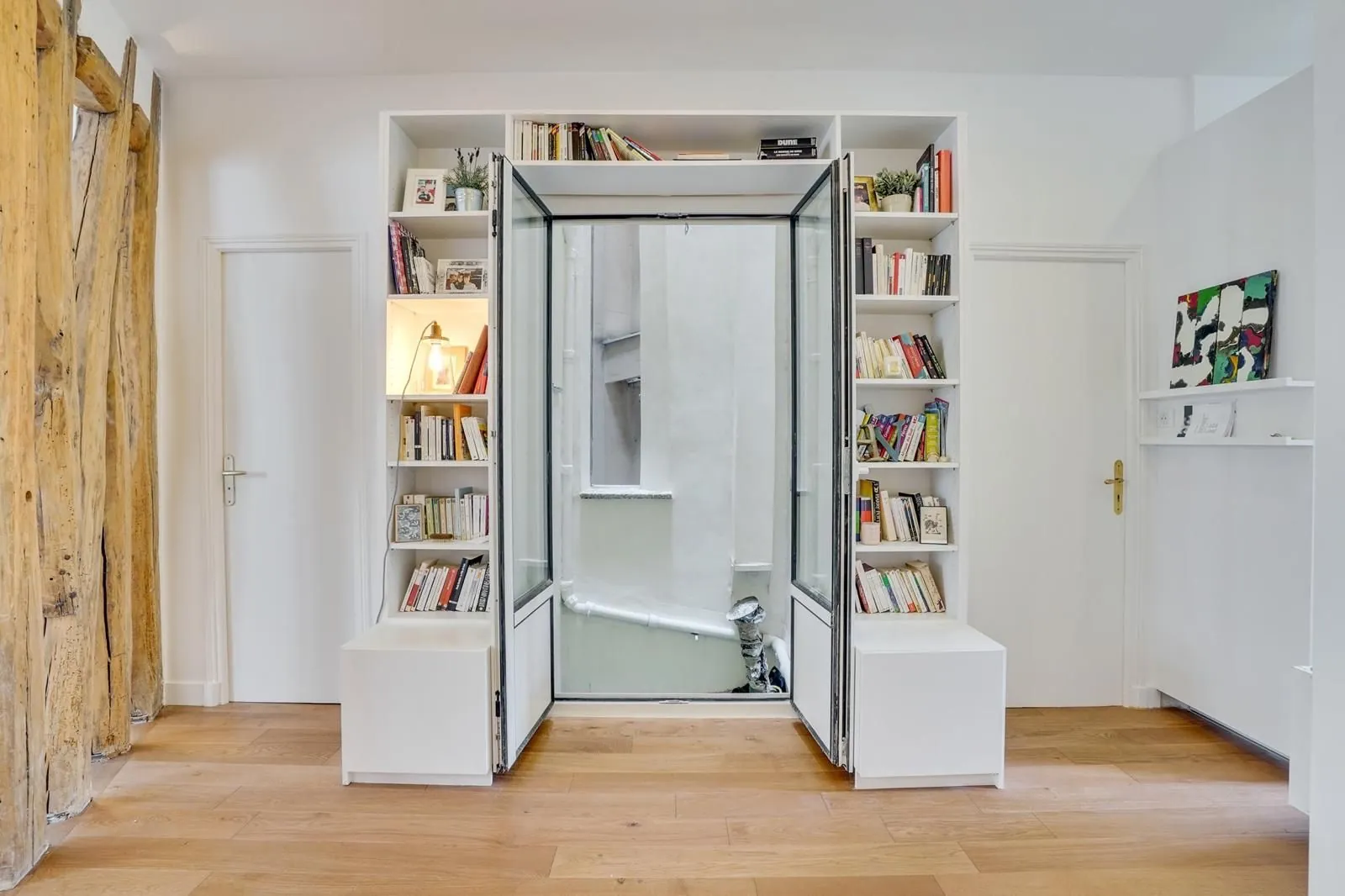 Bibliothèque sur mesure, fenêtre ouverte sur la courette