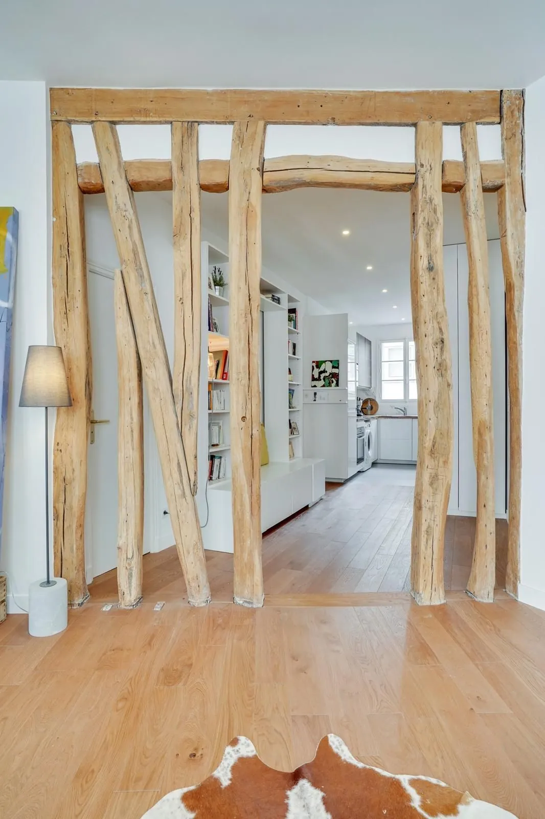 Cloison à poteaux de bois anciens et parquet clair
