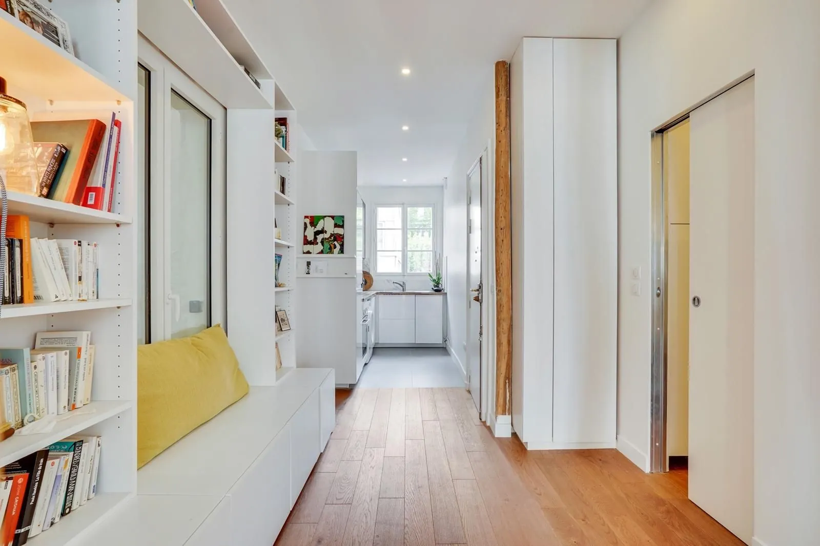 Couloir avec bibliothèque sur mesure et banquette jaune