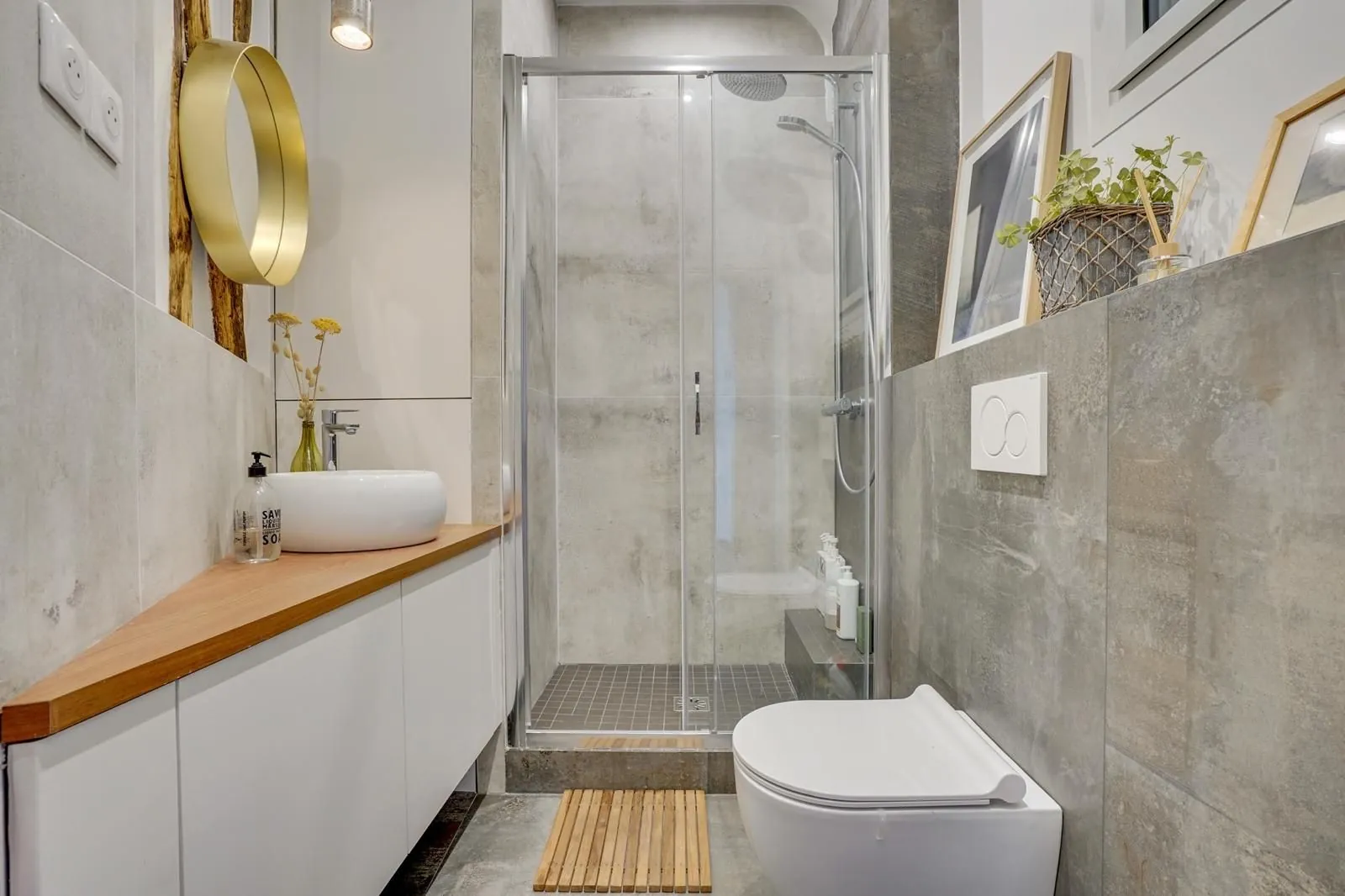 Salle d'eau avec douche vitrée, vasque et plan en bois