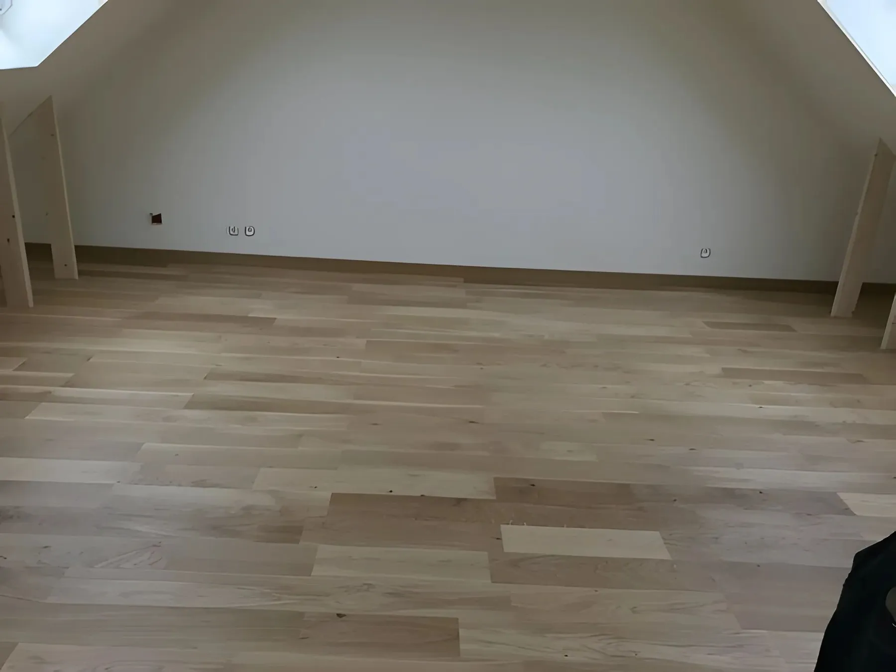 Parquet clair dans une pièce vide