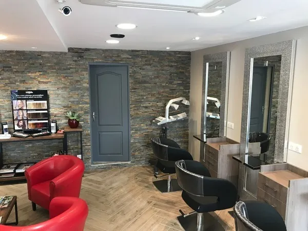 Salon de coiffure avec mur en pierre