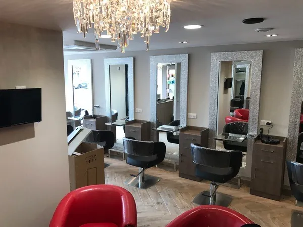 Salon de coiffure avec lustre